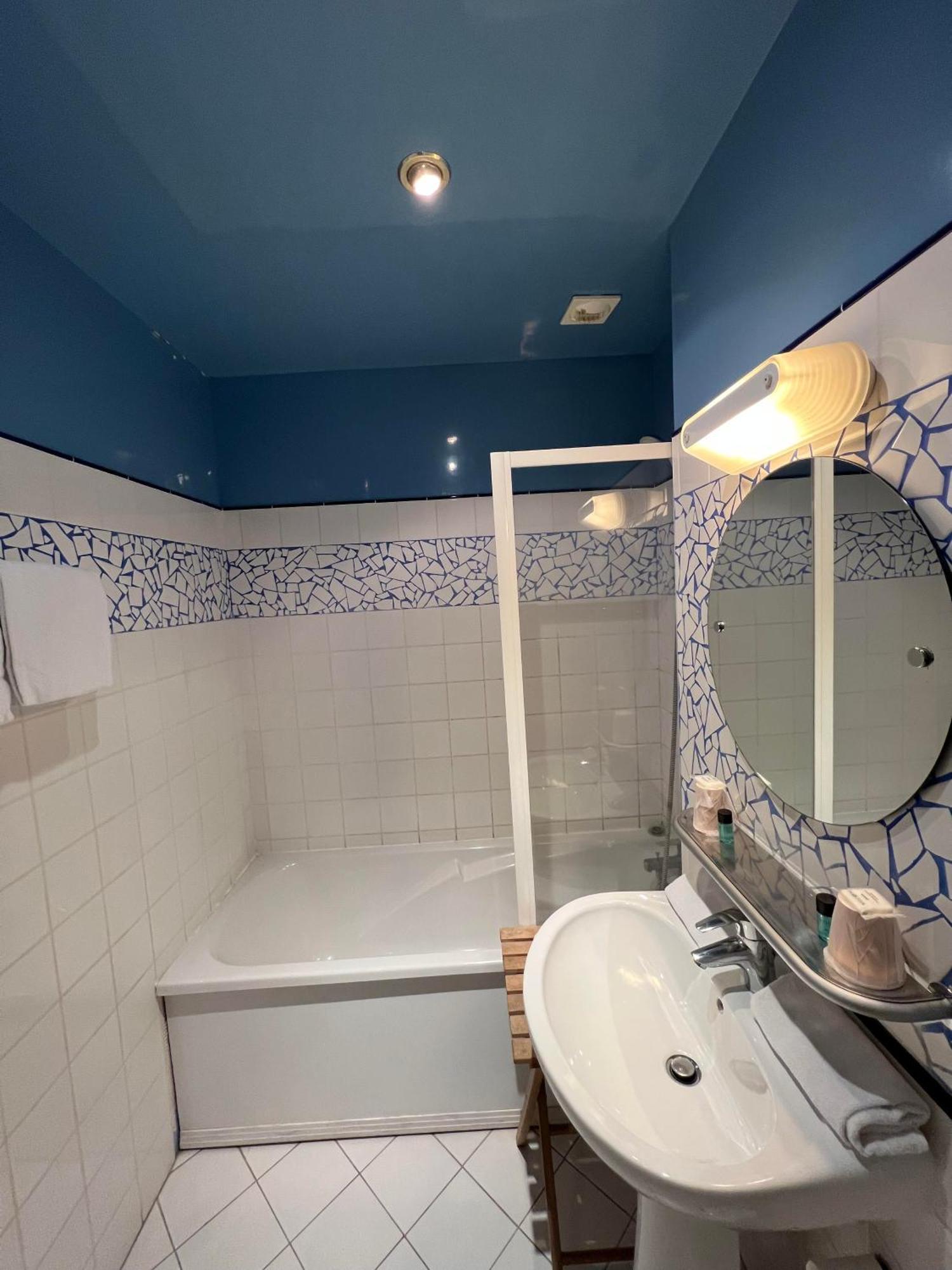 Logis & Restaurant - Les Bords De Seine Hotel 4*