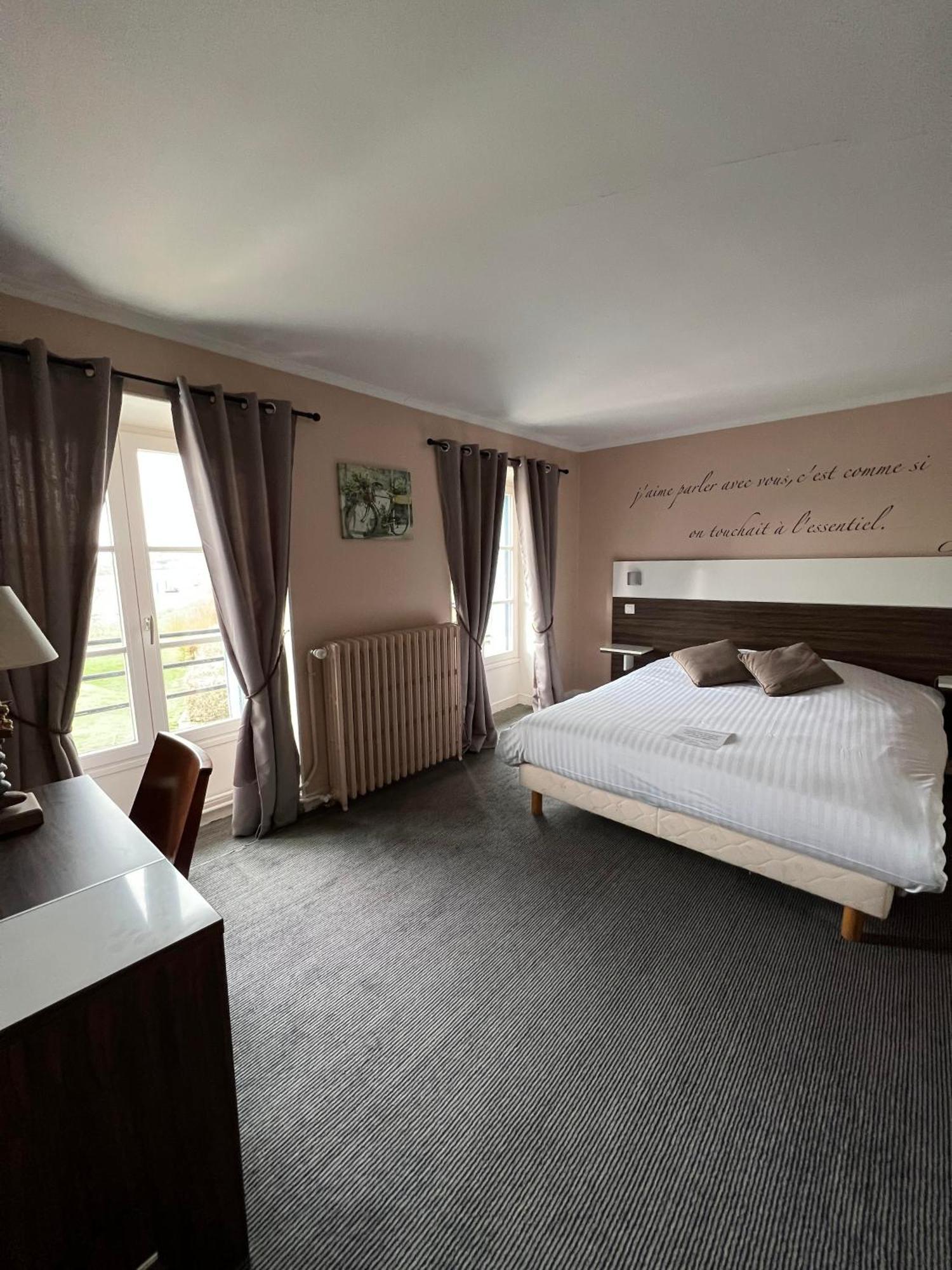 Logis & Restaurant - Les Bords De Seine Hotel