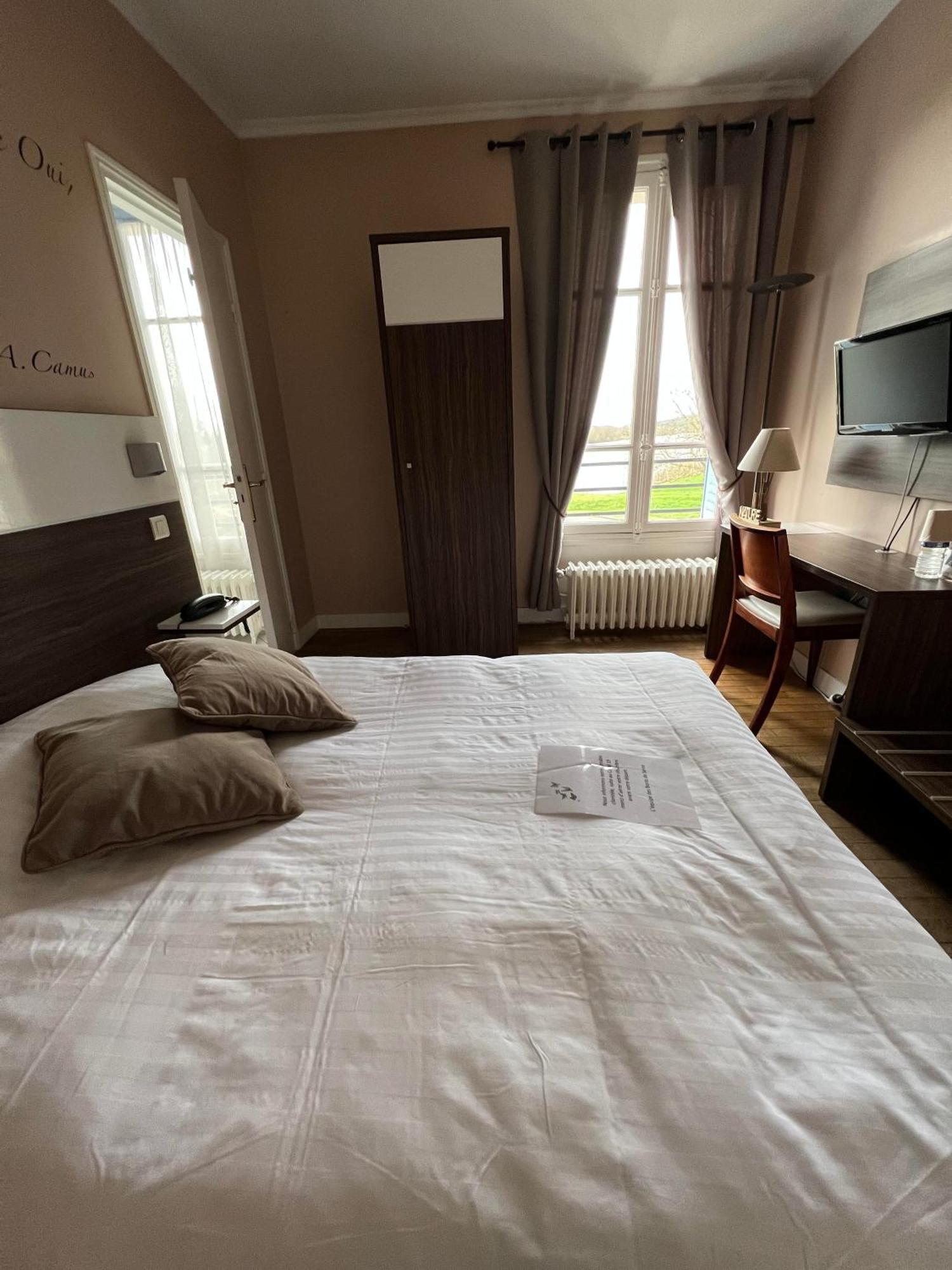 Hotel Logis & Restaurant - Les Bords De Seine La Roche-Guyon